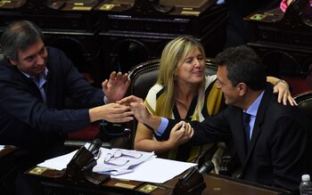 Máximo Kirchner saludando a Sergio