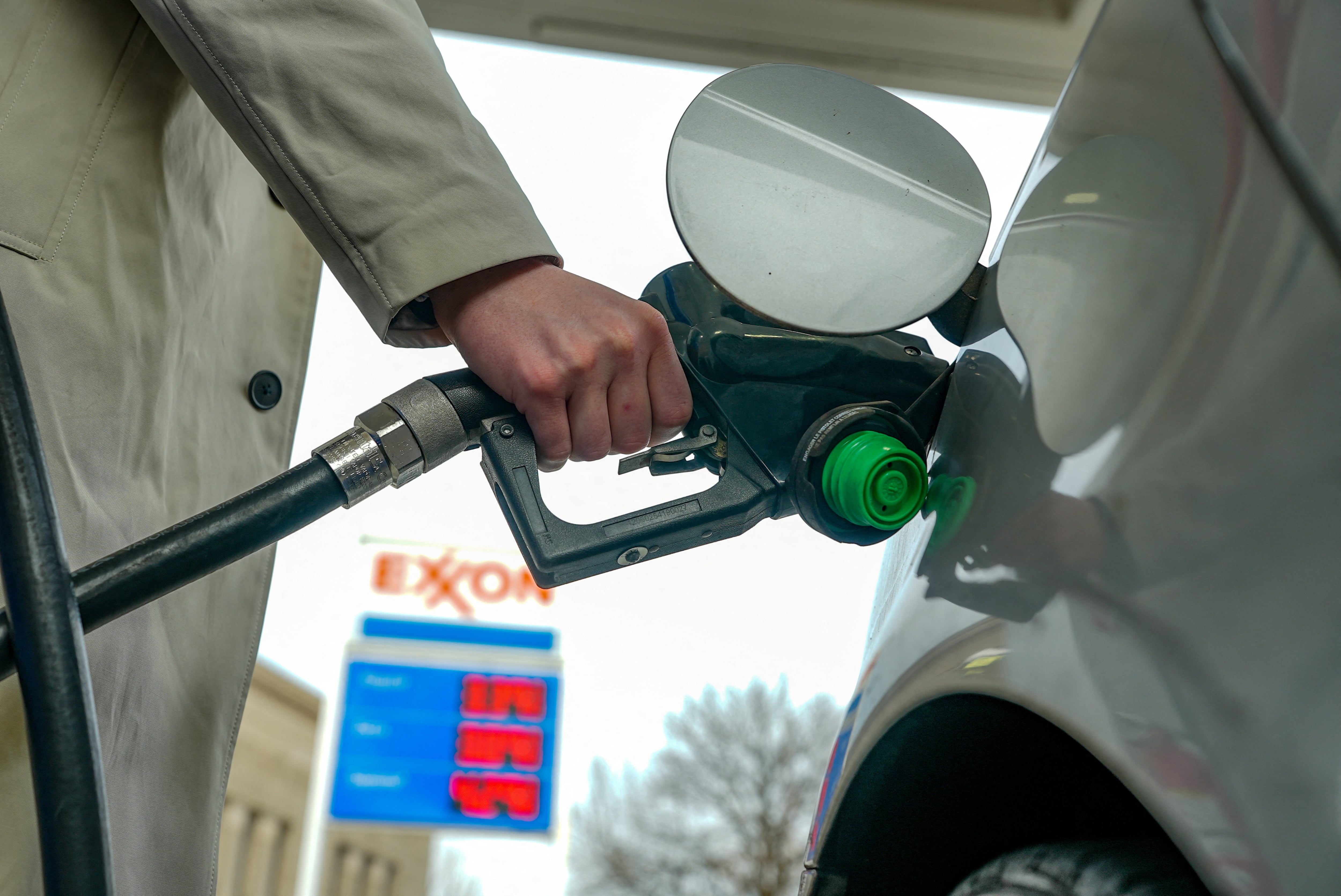 La EPA sostuvo que la exención de alcance nacional podría sumar cientos de miles de barriles de gasolina por día al mercado estadounidense (REUTERS/Ken Cedeno)
