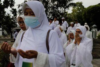 El haj pretende ser un gran igualador y unificador de los musulmanes. Los peregrinos llevan ropas sencillas: los hombres suelen llevar una prenda blanca, mientras que las mujeres visten ropa conservadora, se cubren el pelo y renuncian a maquillaje, esmalte de uñas y perfume para acercarse a Dios. REUTERS/Willy Kurniawan