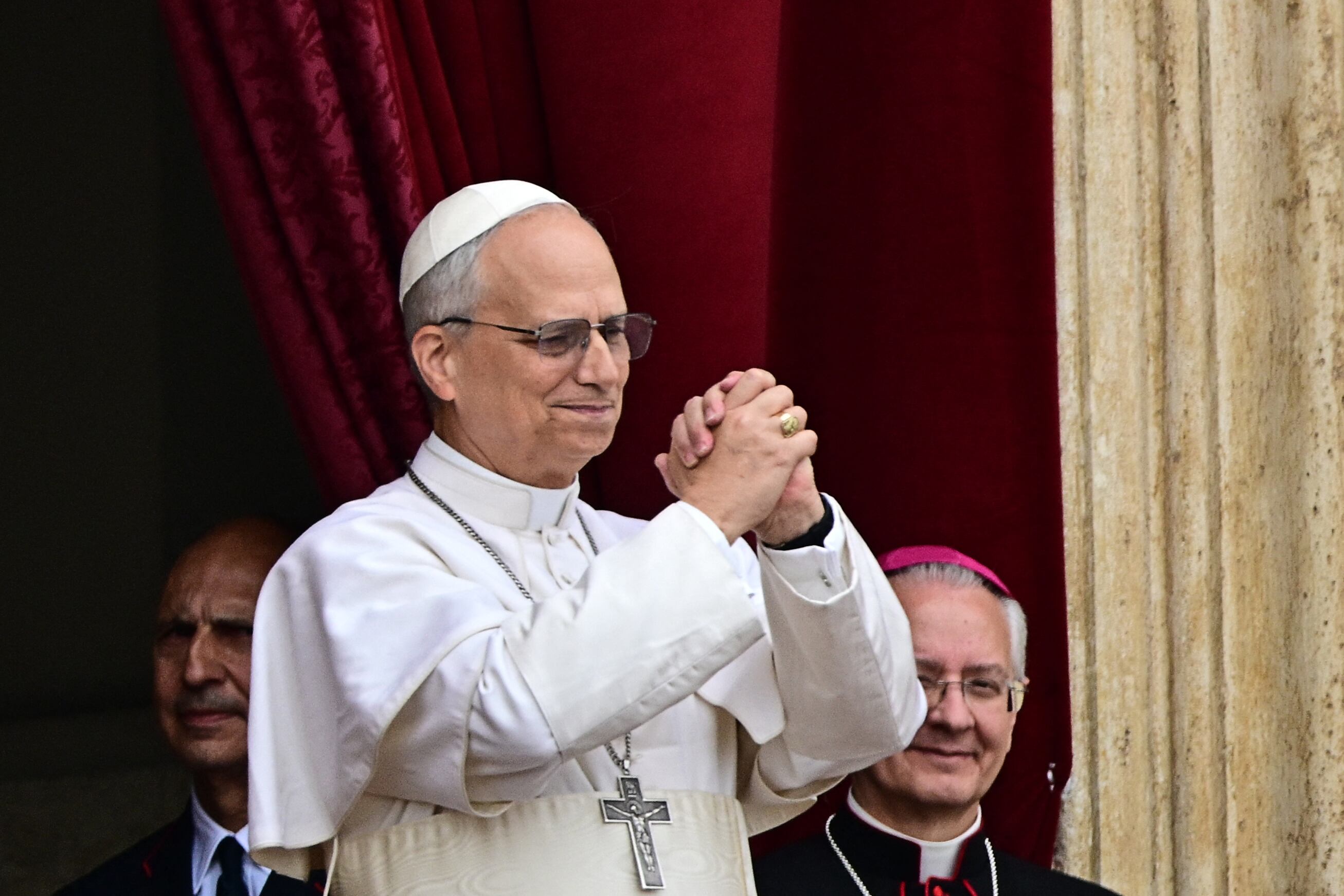 El papa León XIV después de pronunciar la oración del Regina Caeli desde la logia central de la basílica de San Pedro en el Vaticano - crédito AFP