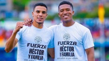 Jugadores de Los Chankas con polos de apoyo hacia Héctor González. - Crédito: Difusión