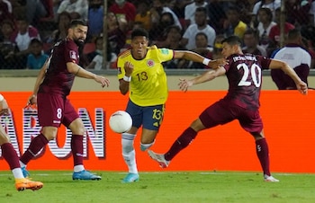 El jugador colombiano disputa el balón frente a dos venezolanos en el partido por la eliminatoria sudamericana al Mundial de Qatar en el que Colombia venció 1-0 a Venezuela en el Estadio Cachamay de Ciudad Guayana, Venezuela, 29 de marzo, 2022. REUTERS/Manaure Quintero