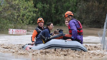 Bomberos con un bote de
