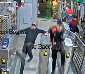 El incidente destaca la ausencia de guardias de seguridad en el momento del intento de ingreso ilegal al TransMilenio - crédito Captura video