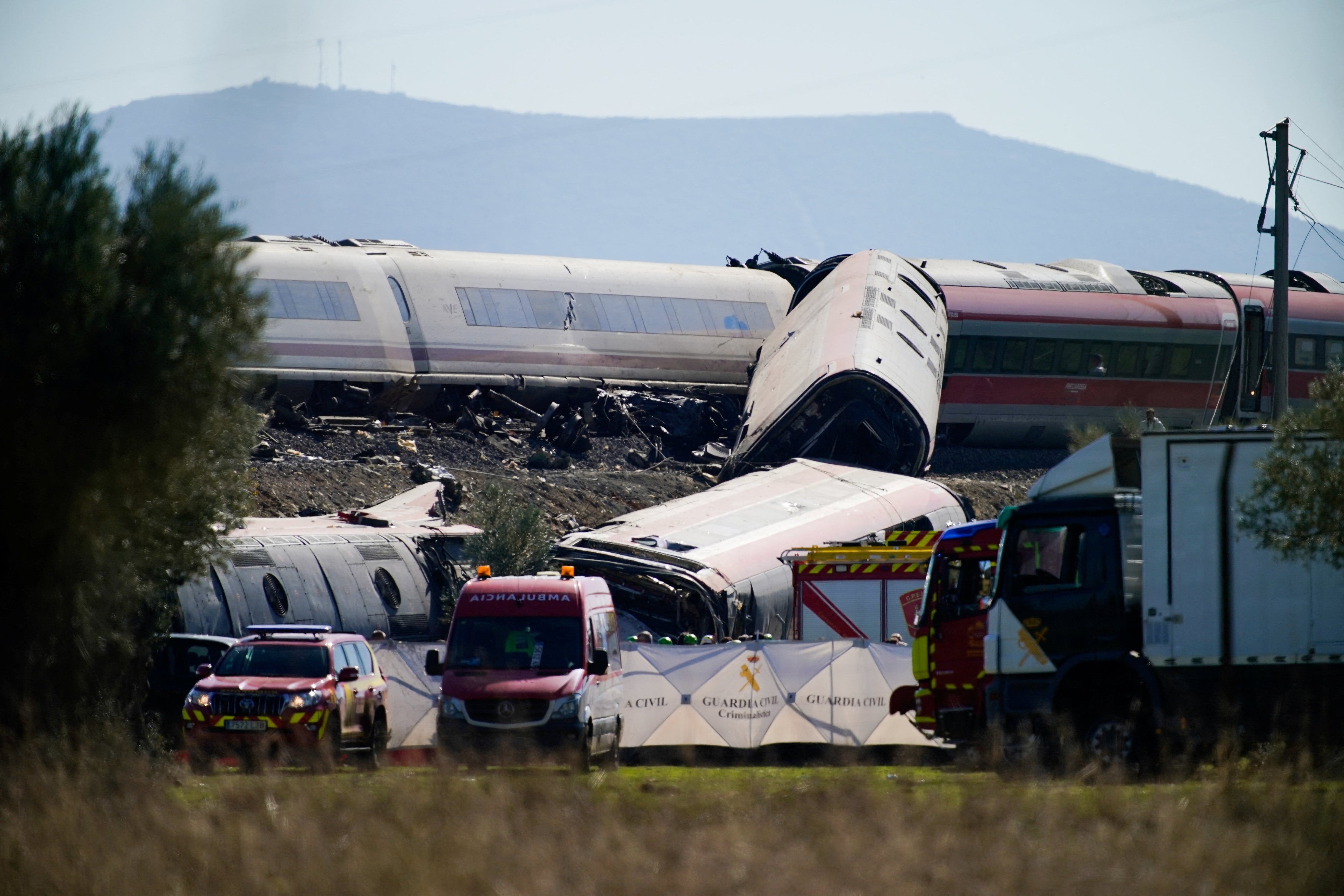 Vehículos del personal de rescate en el lugar del choque entre dos trenes de alta velocidad, entre las localidades de Mora y Orgaz, cerca de Toledo (España), el 28 de octubre de 2026. REUTERS/Ana Beltrán