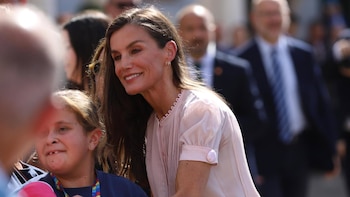 Los Reyes Felipe y Letizia, sorprendidos por el caluroso recibimiento en su histórica primera visita a Melilla