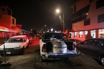 Auto traslada el ataúd de