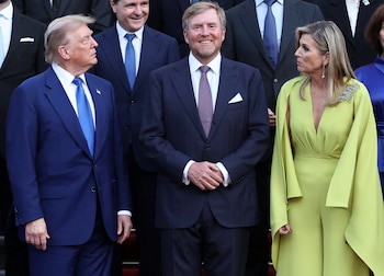El rey Guillermo de Holanda y la reina Máxima posan junto al presidente estadounidense Donald Trump en la cumbre de la OTAN de 2025. REUTERS/Christian Hartmann