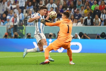 Julián Álvarez recibe la falta