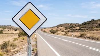 Qué significa la señal de tráfico ‘del huevo frito’ y por qué todos los conductores la deben conocer