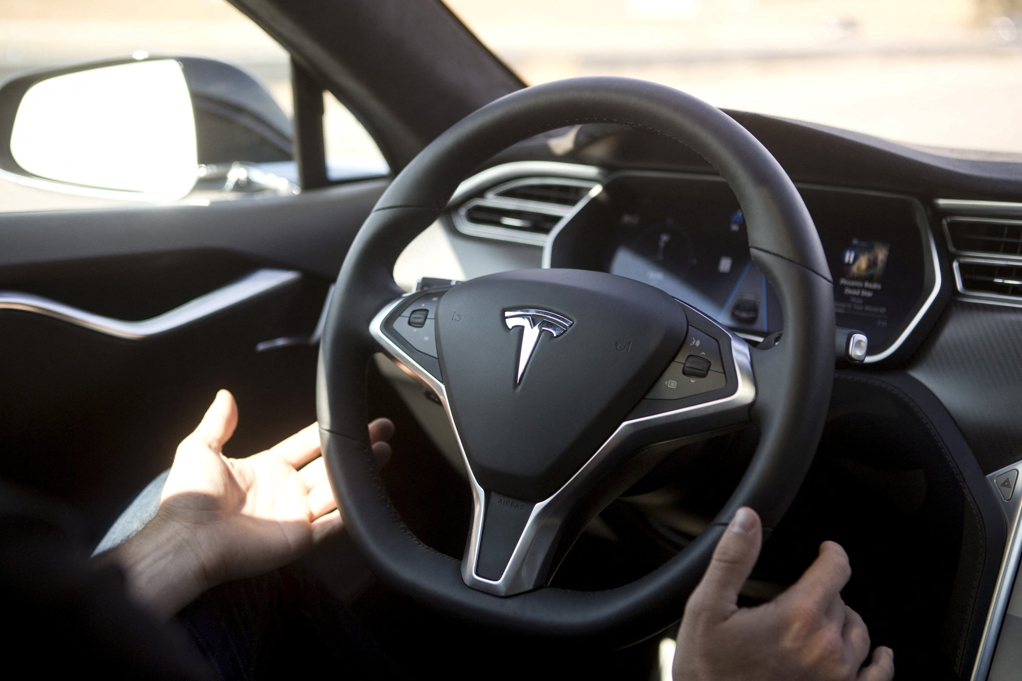 FILE PHOTO: Autopilot features are demonstrated in a Tesla Model S during a Tesla event in Palo Alto, California October 14, 2015. REUTERS/Beck Diefenbach/File Photo