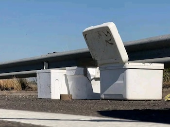 Ciudadanos que circulaban sobre la carretera advirtieron de la presencia de hieleras con presuntos restos humanos. (X: @thepuni26470896)