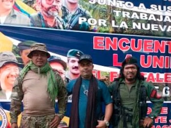 Entre los participantes del encuentro figuran ‘Calarcá’, ‘Jhon Mechas’ y ‘Richard’, líderes señalados de los frentes disidentes de las Farc - crédito Captura de Pantalla Caracol Radio