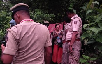 Hallan a una madre viviendo