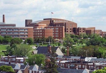 La institución médica solicitó a la empresa operadora de la plataforma externa la eliminación del archivo y de los historiales de conversación (Johns Hopkins Medicine)