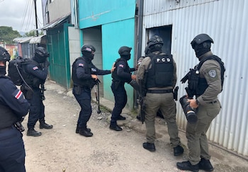 Agentes de la Policía de Control de Drogas (PCD) ingresan al búnker reforzado durante el operativo en Cuatro Vientos, Cartago, donde se realizaban ventas de drogas. Crédito: Ministerio de Seguridad Pública