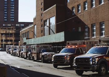 Cuando las salas de emergencia están congestionadas, varias unidades pueden quedar simultáneamente fuera de servicio mientras esperan completar la transferencia de pacientes.