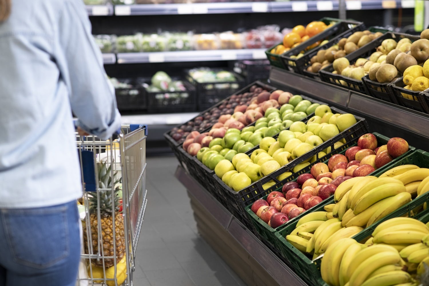 Foto de archivo de una persona comprando fruta en un supermercado. (Europa Press)