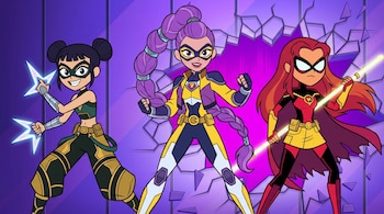 Tres personajes animados de superheroínas con antifaz posan sobre un fondo de pared morada resquebrajada