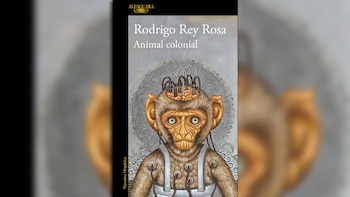 Portada del libro 'Animal colonial'. Ilustración de un mono con el cráneo abierto mostrando el cerebro, conectado con cables, y un fondo de patrones circulares
