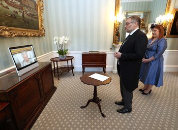 La audiencia virtual entre el embajador Javier Figueroa y la Reina Isabel II durante la primera etapa de la pandemia por el COVID-19 (Jonathan Brady/PA Wire/Pool via REUTERS)