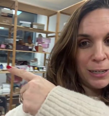 Ana, en la oficina de