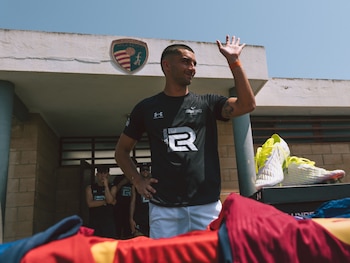 Ferran Torres saluda a los niños de su Campus (Campus Ferran Torres)