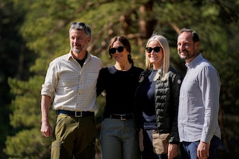 El rey Federico y la reina María de Dinamarca, junto con el príncipe heredero Haakon y la princesa heredera Mette-Marit de Noruega, posan para una fotografía durante un paseo por Ulsrudvann, en el marco de su visita de Estado a Noruega, en Oslo, el 15 de mayo de 2024. (NTB/Beate Oma Dahle/vía REUTERS).