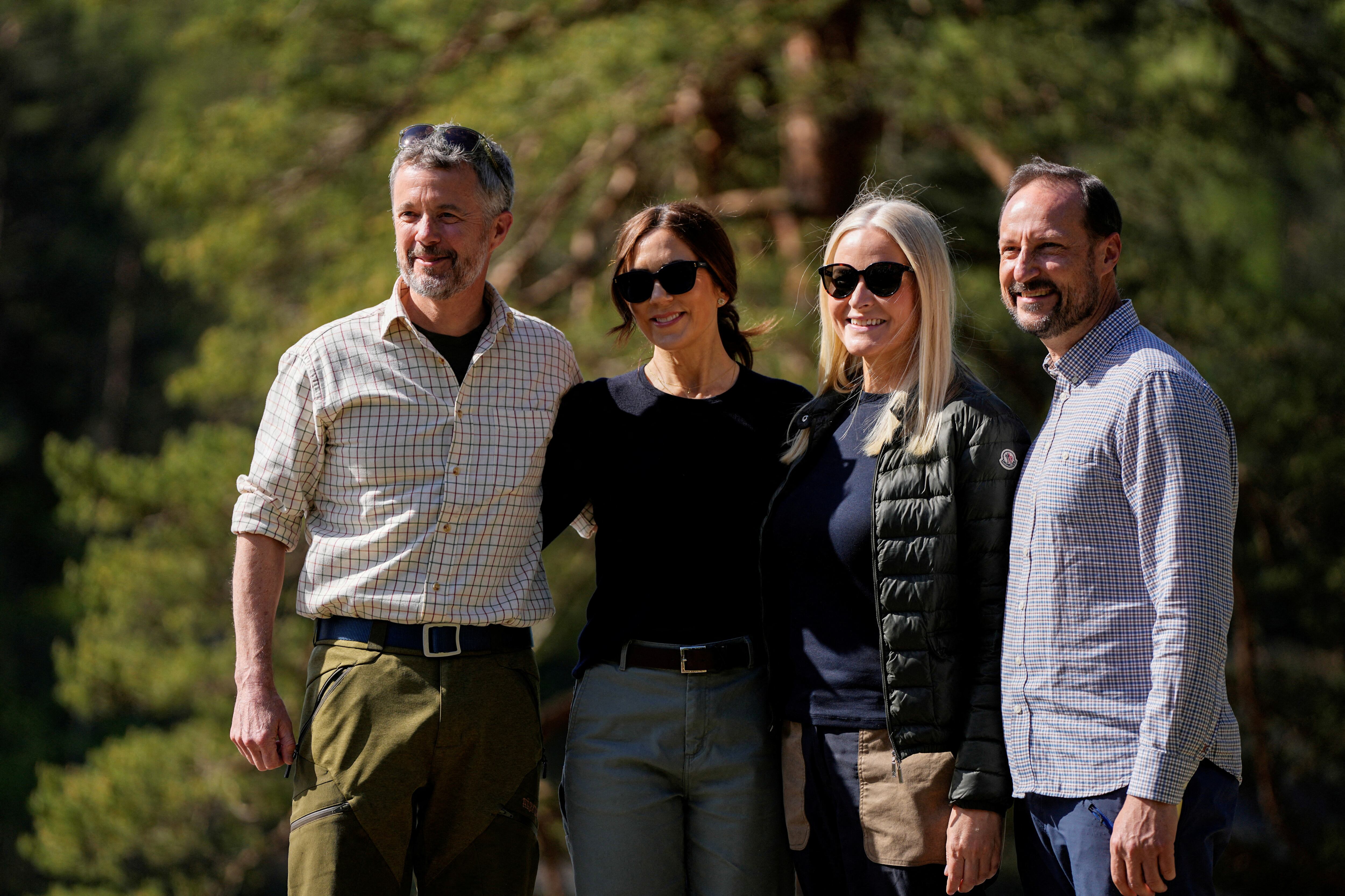 El rey Federico y la reina María de Dinamarca, junto con el príncipe heredero Haakon y la princesa heredera Mette-Marit de Noruega, posan para una fotografía durante un paseo por Ulsrudvann, en el marco de su visita de Estado a Noruega, en Oslo, el 15 de mayo de 2024. (NTB/Beate Oma Dahle/vía REUTERS).