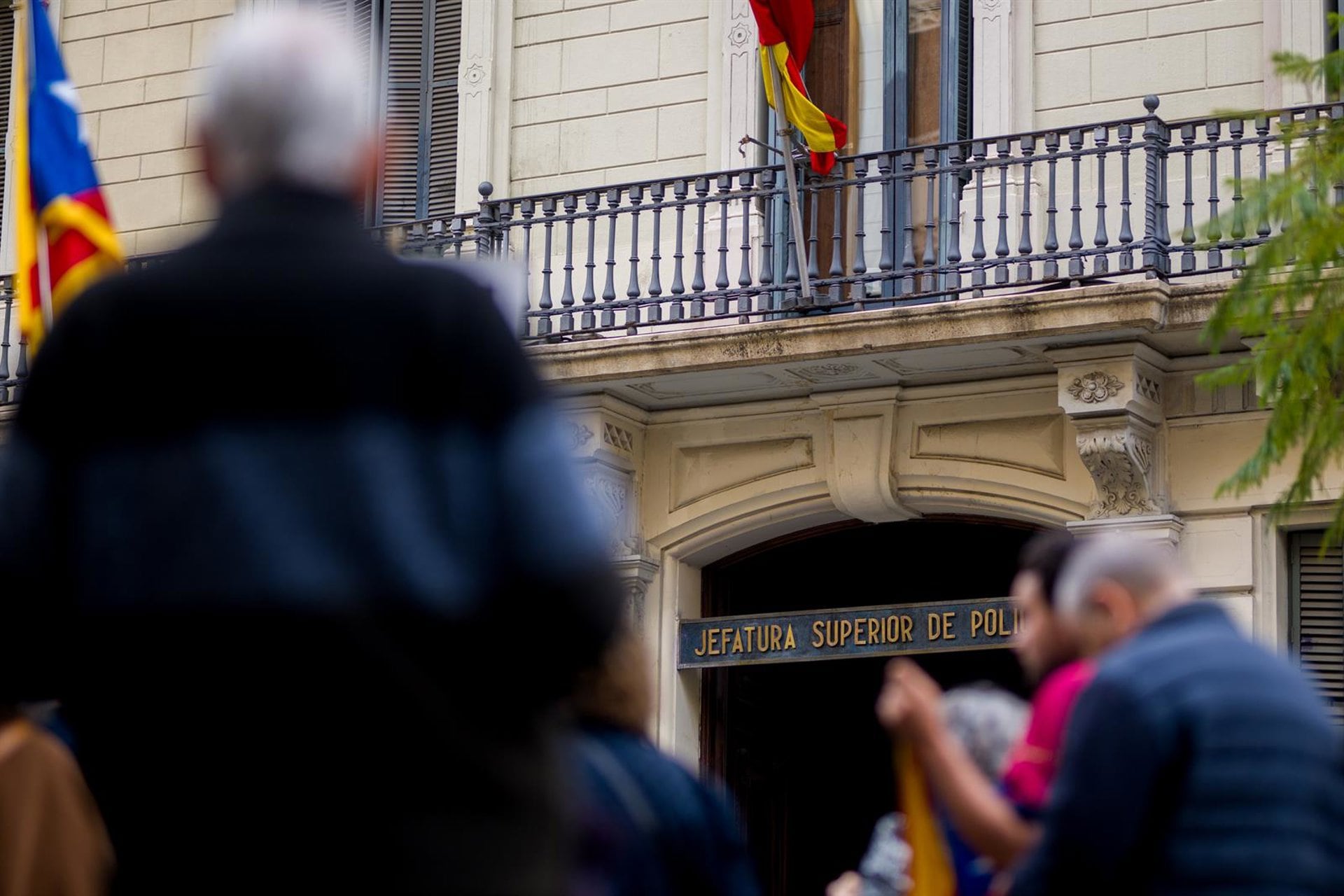 15/04/2025 Varias personas durante una concentración convocada por ANC y Comissió de la Dignitat, frente a la Jefatura de Policía Nacional de Via Laietana, a 15 de abril de 2025, en Barcelona, Cataluña (España). El motivo de la protesta es pedir que la Jefatura de Policía Nacional de Vía Laietana sea centro de memoria histórica ya que el edificio se convirtió en símbolo de la represión y centro de torturas durante el franquismo.
POLITICA
Lorena Sopêna - Europa Press