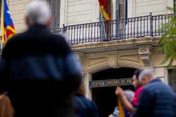 15/04/2025 Varias personas durante una concentración convocada por ANC y Comissió de la Dignitat, frente a la Jefatura de Policía Nacional de Via Laietana, a 15 de abril de 2025, en Barcelona, Cataluña (España). El motivo de la protesta es pedir que la Jefatura de Policía Nacional de Vía Laietana sea centro de memoria histórica ya que el edificio se convirtió en símbolo de la represión y centro de torturas durante el franquismo.
POLITICA
Lorena Sopêna - Europa Press