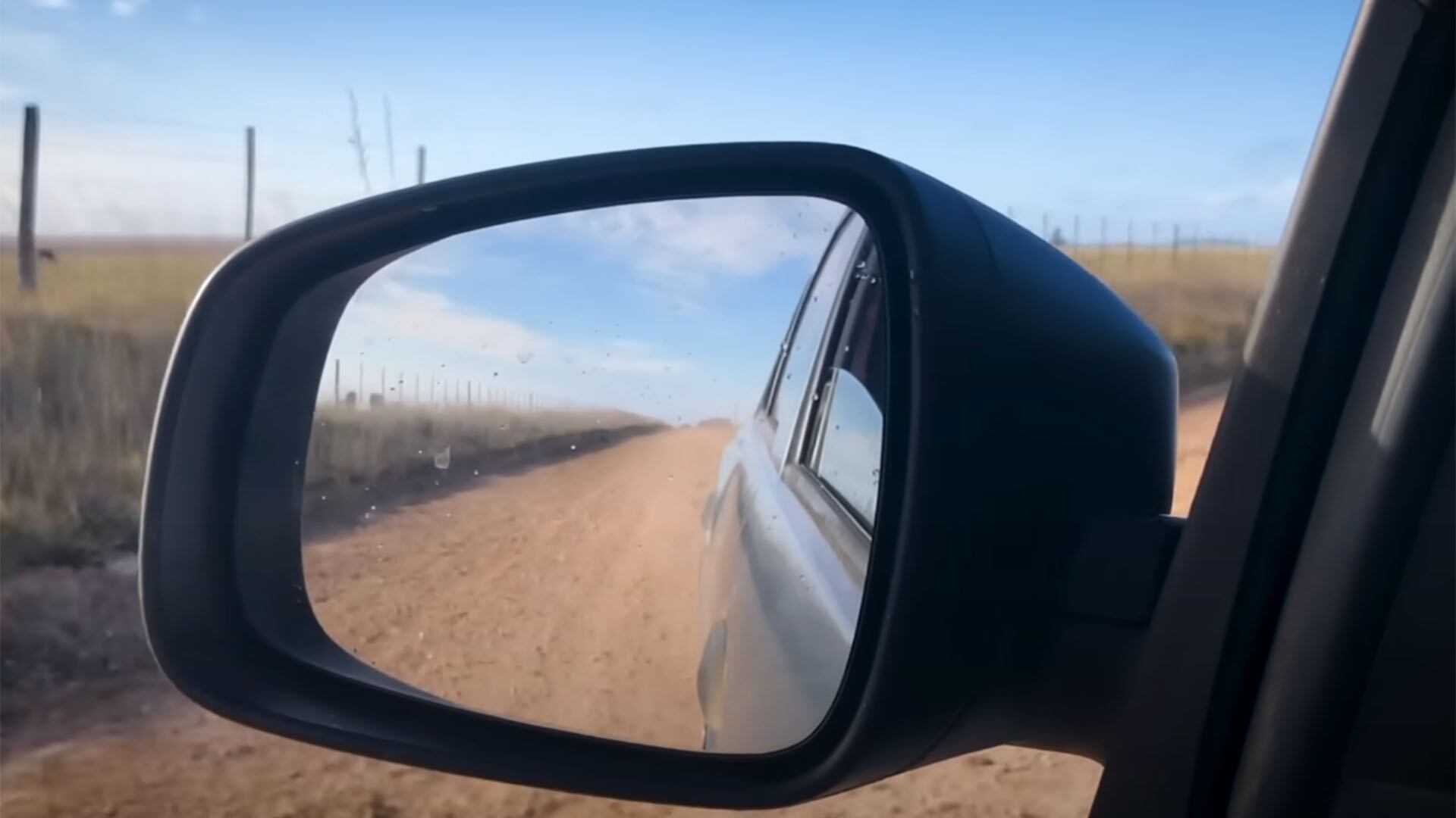 A pesar del olvido, turistas llegan cada semana por caminos rurales, a caballo, bicicleta o en auto (Captura de video)