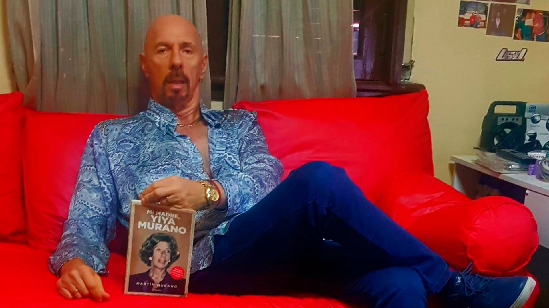 Martín Murano, con el libro que escribió sobre su madre (@matitexeira)