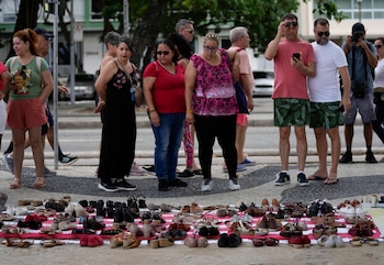 Los transeúntes observan una instalación