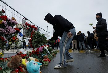 Un grupo de personas deposita