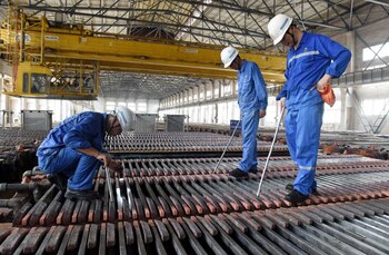 FOTO DE ARCHIVO. Trabajadores inspeccionan la producción de cátodos de cobre en una planta de Jinlong Copper en Tongling, provincia de Anhui, China. 16 de agosto de 2018. REUTERS/Stringer