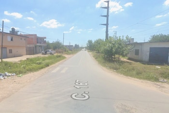 El asalto ocurrió en la zona de 167 y 32, en Melchor Romero, cuando la víctima esperaba a un amigo dentro de su auto (Google Maps)