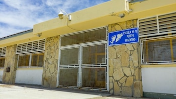 Una adolescente fue apuñalada por la espalda con una tijera mientras estaba con amigas en el patio de una escuela de Neuquén