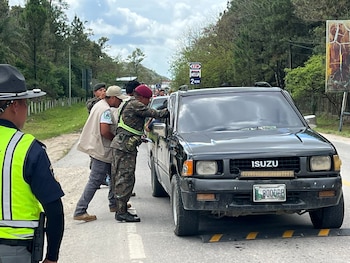 Visitantes reciben recomendaciones sobre seguridad y salud en las carreteras./(CONRED)