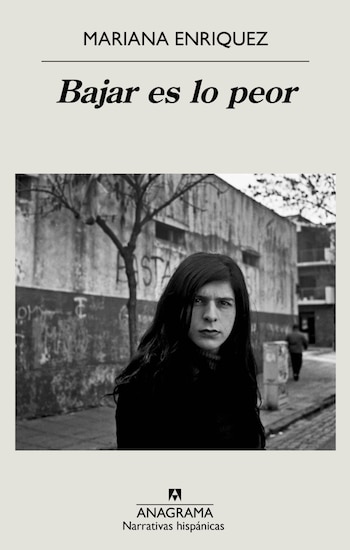 Mariana Enríquez publicó Bajar es lo peor en 1995 y situó su novela en el Buenos Aires nocturno de los años noventa, entre drogas, violencia y destrucción