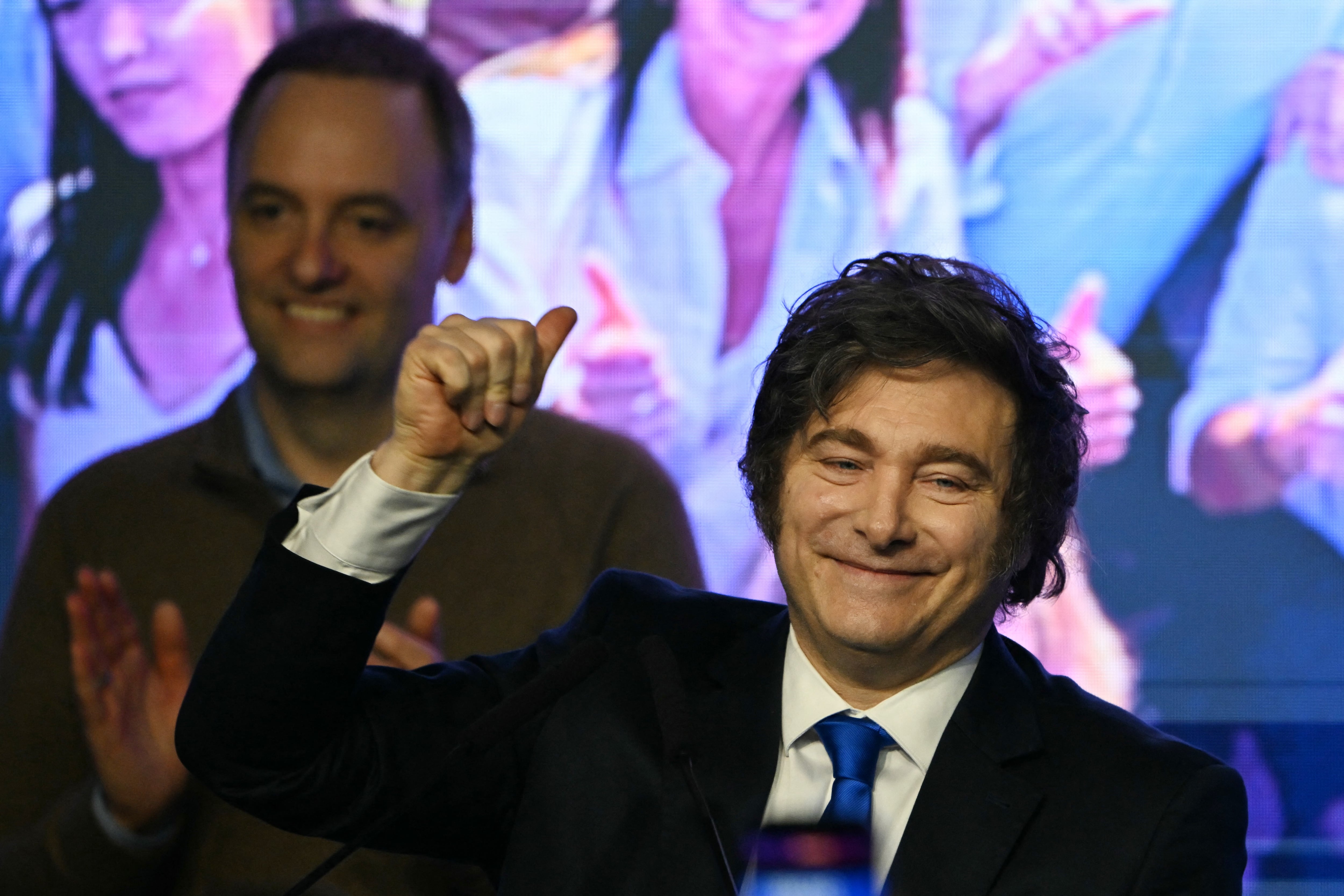 El presidente Javier Milei junto al jefe de Gabinete, Manuel Adorni (Photo by Luis ROBAYO / AFP)