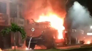 Video| Una turba quemó uno