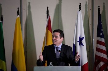 Carlos Berguido, presidente ejecutivo de la Asociación Bancaria de Panamá, señaló que el sistema bancario es competitivo en número de actores, pero advirtió que la informalidad y la falta de educación financiera siguen limitando el acceso al crédito, especialmente para pequeñas empresas y emprendedores. EFE/Bienvenido Velasco/Archivo