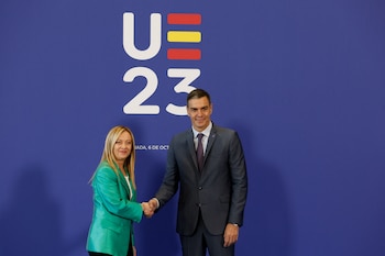 La primera ministra italiana Giorgia Meloni saluda al presidente español Pedro Sánchez en Granada, España, el 6 de octubre de 2023; ambos países, junto con Francia, celebrarán elecciones en 2027 (REUTERS/Jon Nazca)