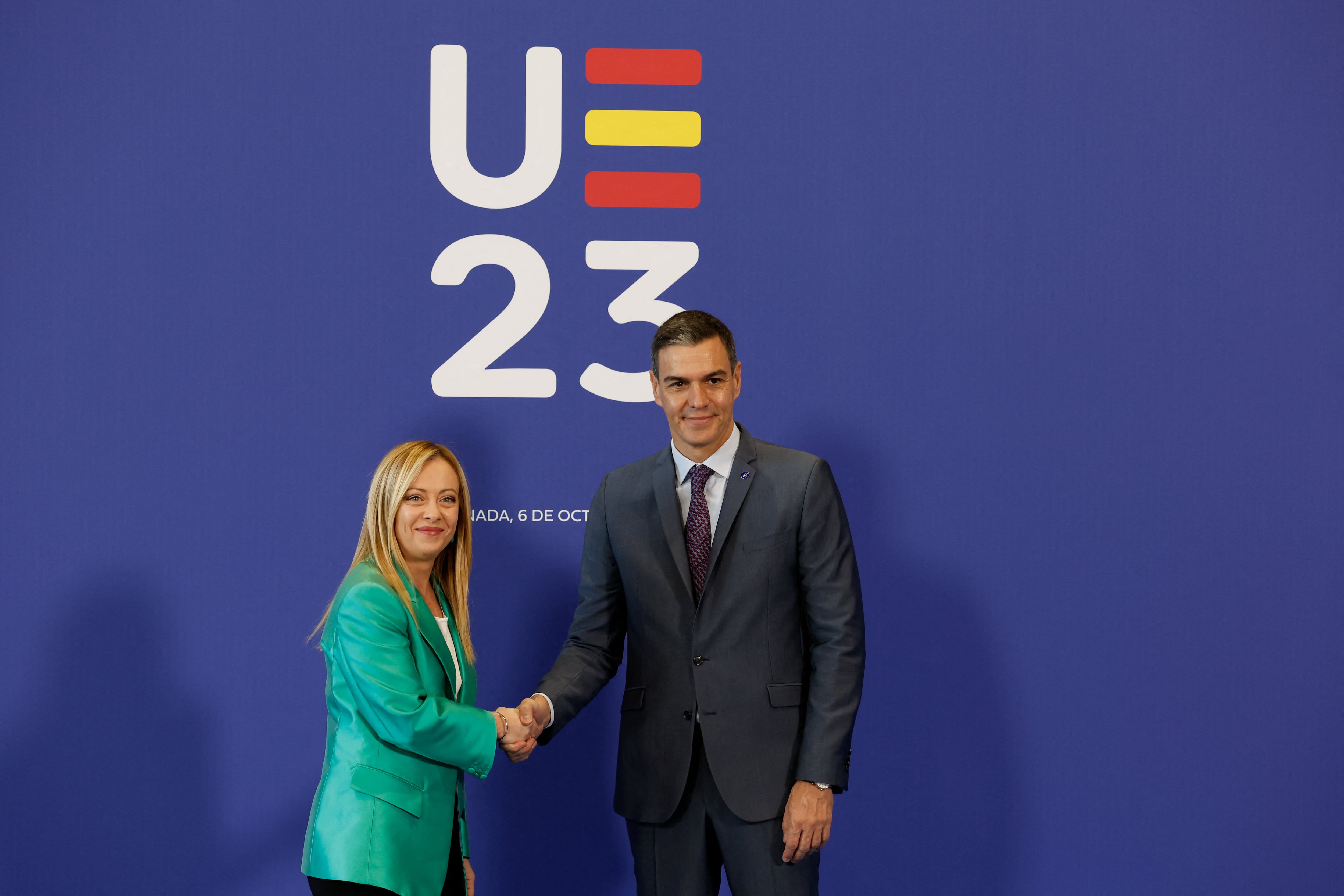 La primera ministra italiana Giorgia Meloni saluda al presidente español Pedro Sánchez en Granada, España, el 6 de octubre de 2023; ambos países, junto con Francia, celebrarán elecciones en 2027 (REUTERS/Jon Nazca)