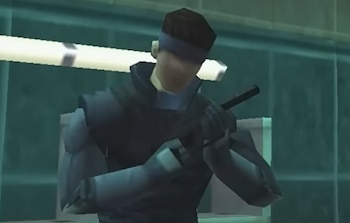 Personaje de videojuego con vestimenta oscura, venda en la frente y arma. Fondo borroso de color verde con una barra horizontal de color blanco brillante
