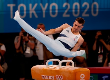 El británico Max Whitlock compite en la final individual de caballo con arcos masculino de Gimnasia Artística durante los Juegos Olímpicos 2020, este domingo en el Centro de Gimnasia de Ariake de Tokio (Japón). EFE/ Enric Fontcuberta