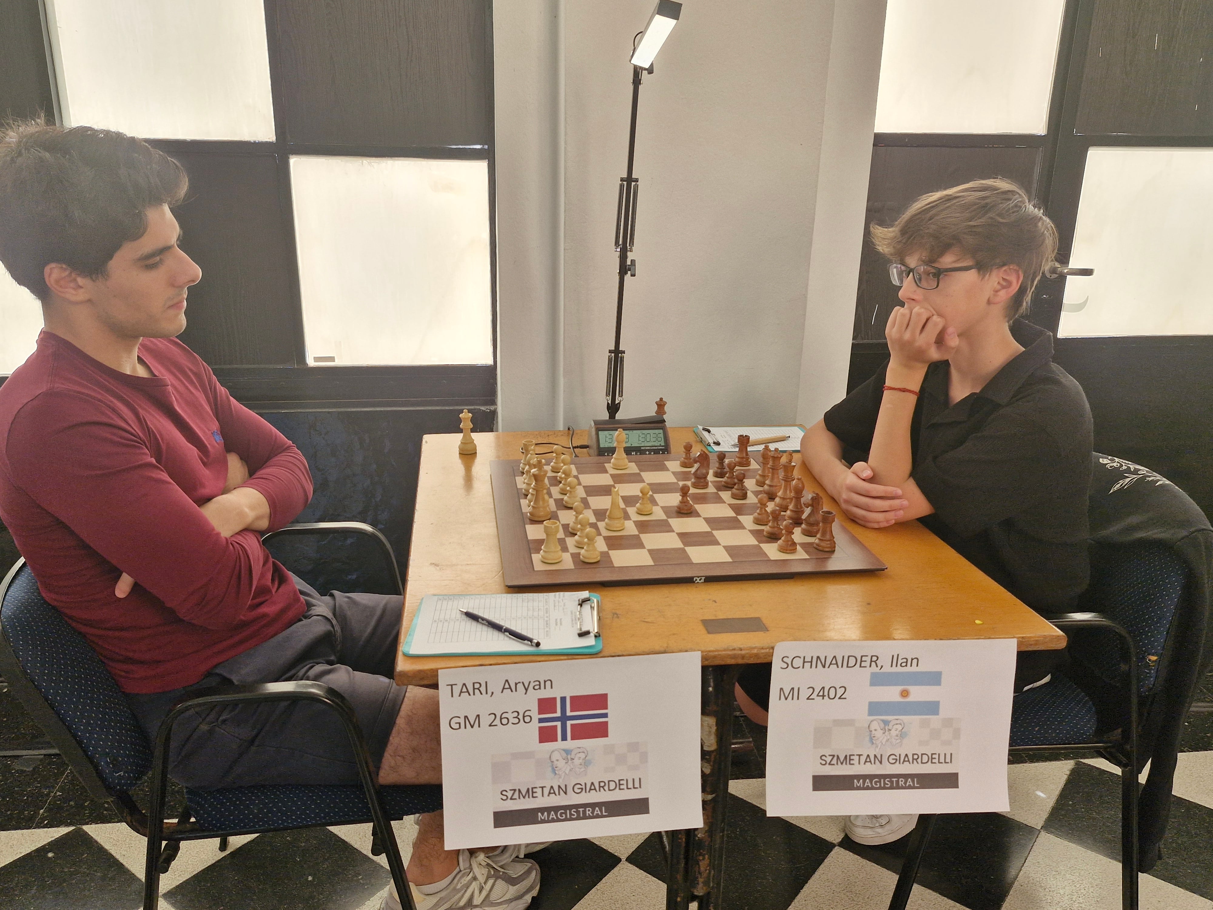 Ilan Schnaider, de 14 años, firmó tablas con el noruego Aryan Tari