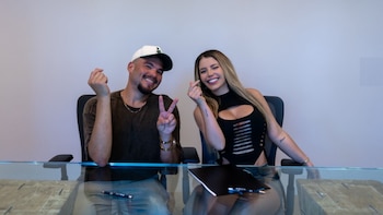 Flavia Laos firma contrato con