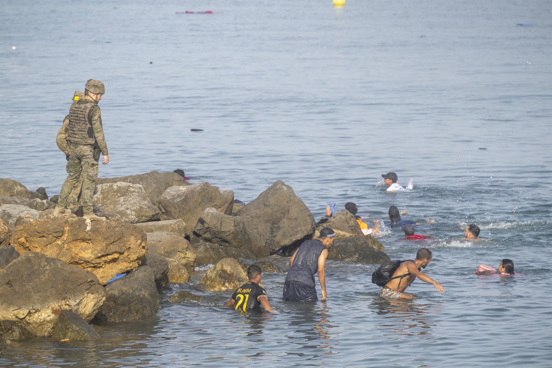Vox pide dotar de "reglas de enfrentamiento" a los militares en Ceuta y Melilla para "repeler" la llegada de migrantes